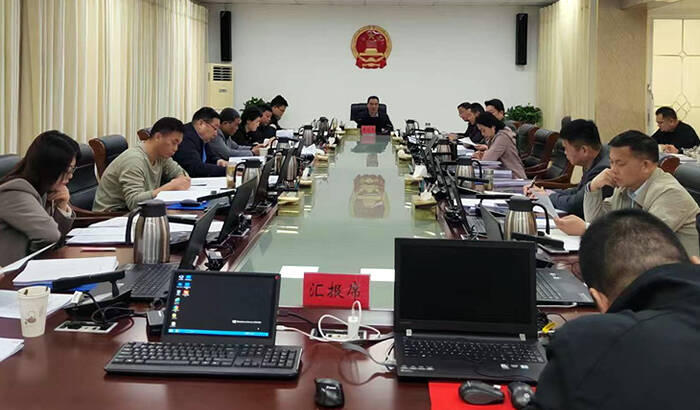 韋能武主持召開(kāi)縣十八屆人民政府第75次常務(wù)會(huì)議